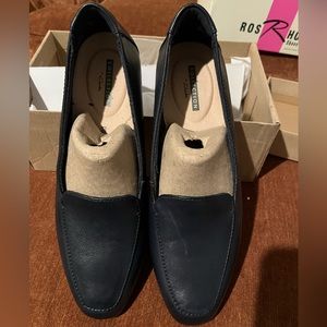 Clarks slip on flats navy leather style Juliet Lora size 8 Narrow, 1” heel.